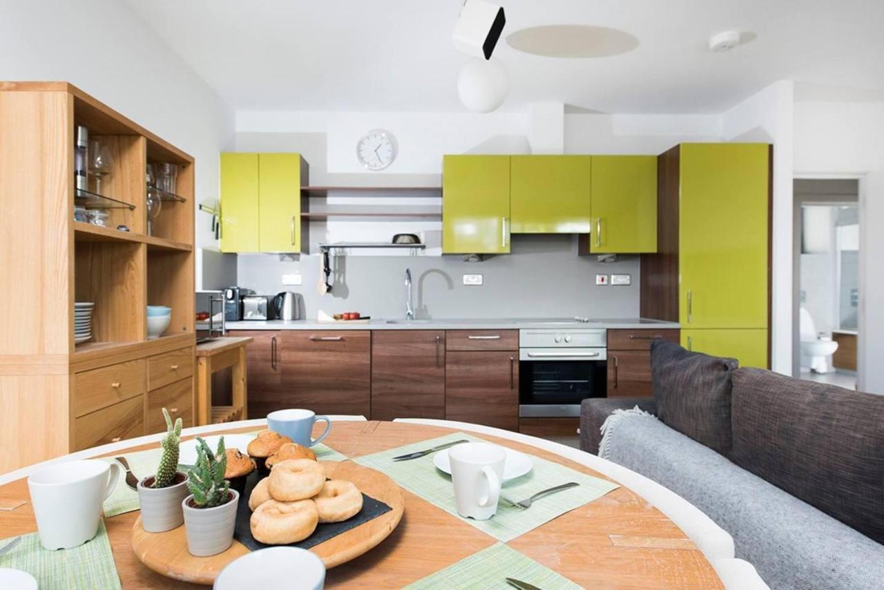 Stylish 2 Bedroom Flat With Balcony In London Exterior photo